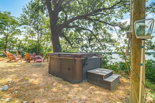 Private Hot Tub & Dock: Lakefront Grove Retreat!
