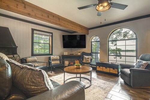 Private Hot Tub & Dock: Lakefront Grove Retreat!