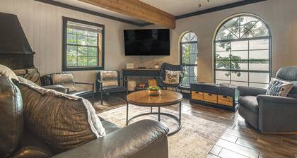 Private Hot Tub & Dock: Lakefront Grove Retreat!