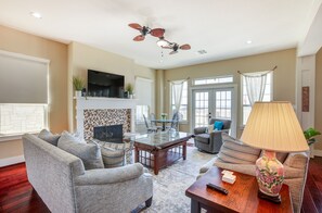 Een open haard en boeken