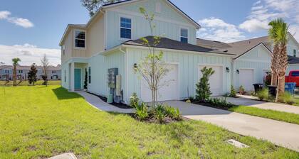 Sunny St Augustine Getaway w/ Patio & Pool Access
