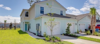 Sunny St Augustine Getaway w/ Patio & Pool Access