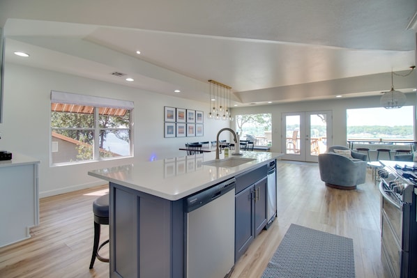 House (5 Bedrooms) | Interior