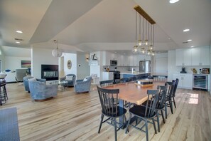 House (5 Bedrooms) | Interior