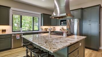 House (5 Bedrooms) | Private kitchen | Microwave, oven, stovetop, dishwasher