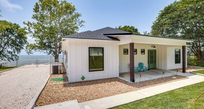 Lakefront Onalaska Home w/ Screened-in Porch!