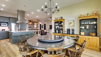 House (5 Bedrooms) | Interior