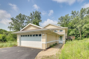 Interior - 1 Mi to Indiana Dunes NP: Spacious Gary Home! (Gary)