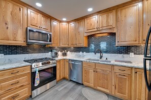 Microondas, horno, placa de cocina, lavavajillas