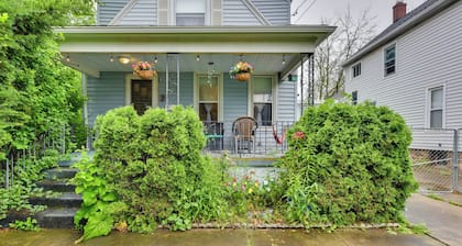 Themed New York Home ~ 2 Mi to Niagara Falls!