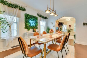 Interior - Explore Niagara Falls! Colorful Upstate Getaway (Niagara Falls)