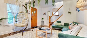 Themed New York Home ~ 2 Mi to Niagara Falls!