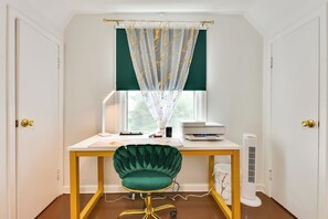 Interior - Themed New York Home ~ 2 Mi to Niagara Falls! (Niagara Falls)