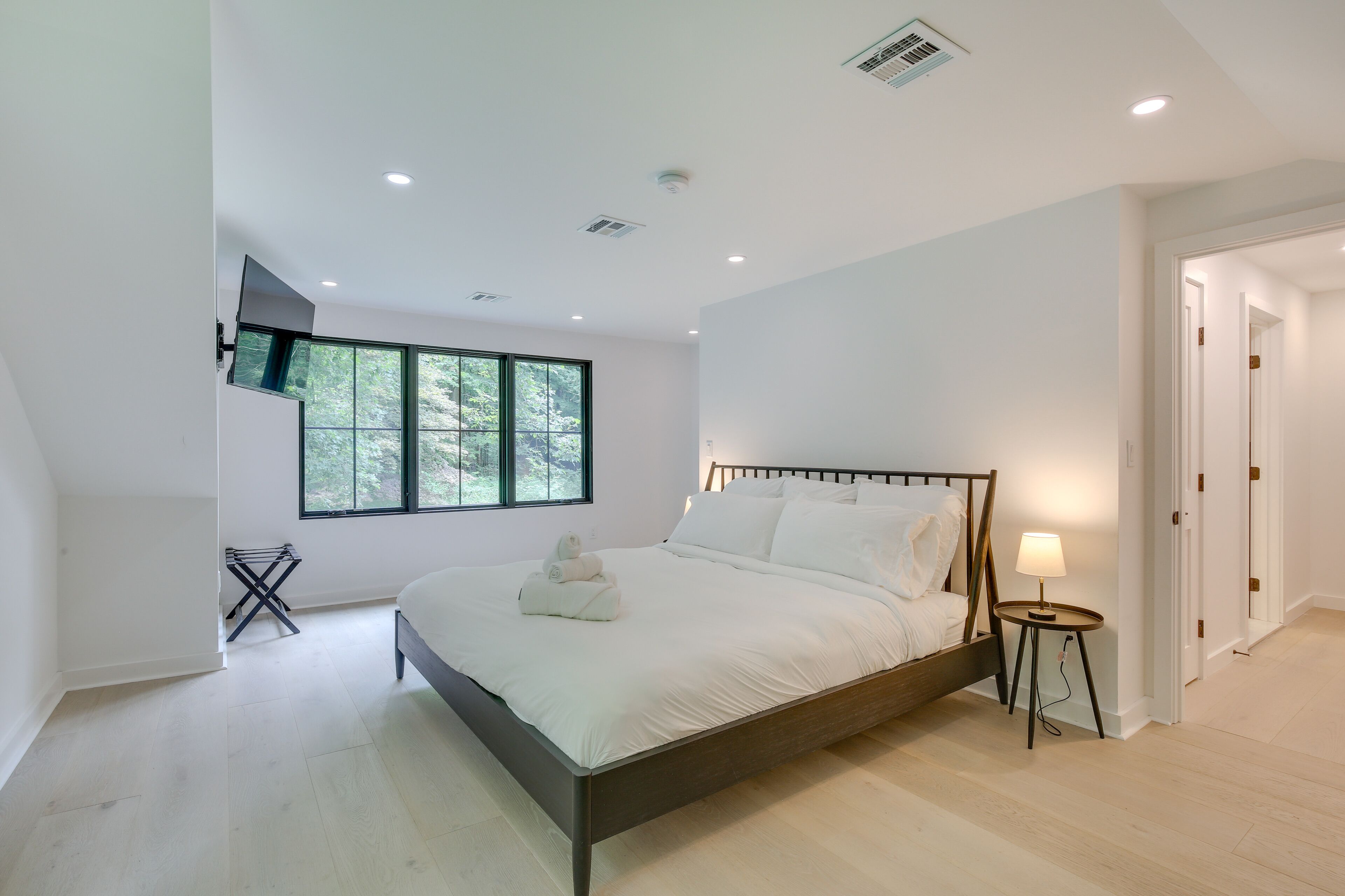 5 habitaciones, tabla de planchar con plancha y cunas gratuitas 