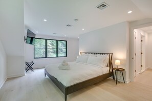 House (5 Bedrooms) | 5 bedrooms, iron/ironing board, free cribs/infant beds, bed sheets - Modern Sharon Farmhouse: Spacious, Patio, Views (Sharon)