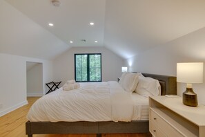 House (5 Bedrooms) | 5 bedrooms, iron/ironing board, free cribs/infant beds, bed sheets - Modern Sharon Farmhouse: Spacious, Patio, Views (Sharon)