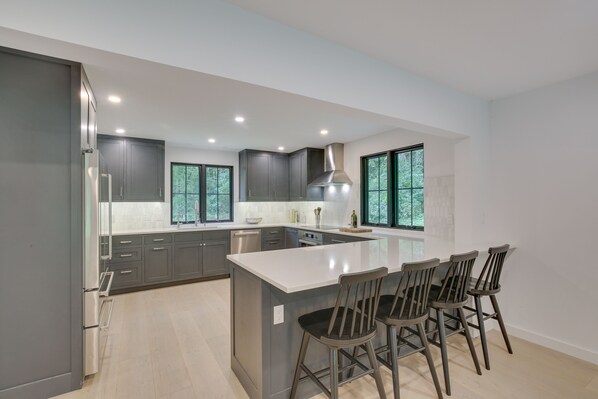 House (5 Bedrooms) | Private kitchen | Microwave, oven, stovetop, dishwasher - Modern Sharon Farmhouse: Spacious, Patio, Views (Sharon)