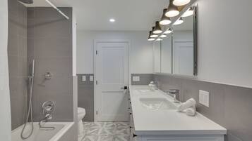 Rumah (5 Bedrooms) | Kamar mandi