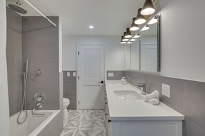 House (5 Bedrooms) | Bathroom - Modern Sharon Farmhouse: Spacious, Patio, Views (Sharon)