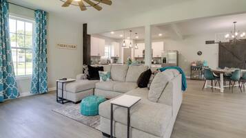 House (6 Bedrooms) | Interior