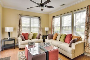 電視、壁爐 、書籍