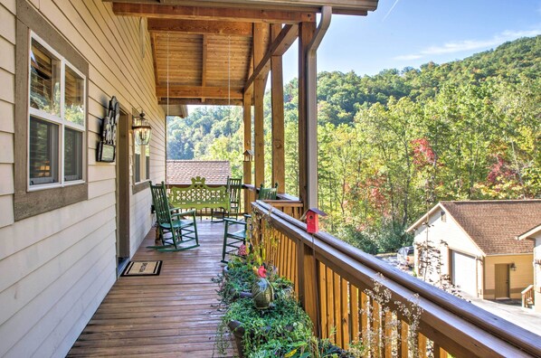 Interior - Bryson City Condo w/ Spectacular Views & Amenities (Whittier)