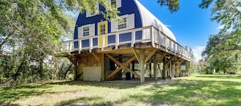 Charming Bay St Louis Home: Deck, on Canal!