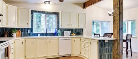 House (3 Bedrooms) | Interior