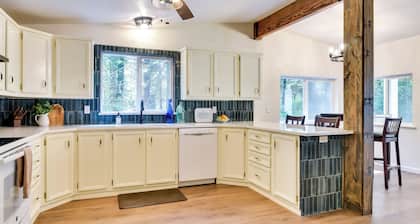 Washington Retreat: Fire Pit, Hot Tub & Ping Pong!