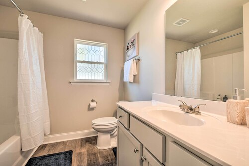 Greer Getaway w/ Smart TV ~ 1 Mi to Dtwn!
