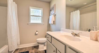 Greer Getaway w/ Smart TV ~ 1 Mi to Dtwn!