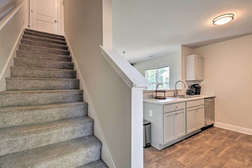 Greer Getaway w/ Smart TV ~ 1 Mi to Dtwn!