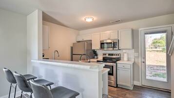 Apartemen (2 Bedrooms) | Dapur pribadi | Oven, kompor, mesin pencuci piring, dan blender
