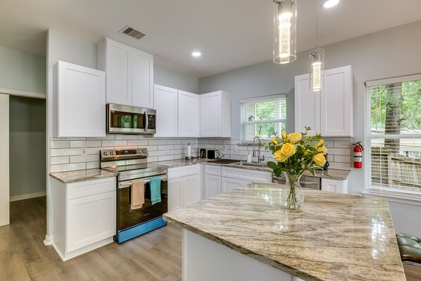 Microwave, oven, stovetop, dishwasher - Vacation Rental Home Near Lake Livingston! (Onalaska)