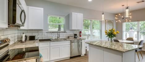 Casa (3 Bedrooms) | Cocina privada | Microondas, horno, placa de cocina y lavavajillas