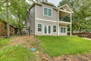 A two-story house with a large backyard, a covered porch, and a fenced yard. - Vacation Rental Home Near Lake Livingston! (Onalaska)