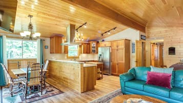 House (4 Bedrooms) | Interior