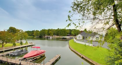 Lakefront Hot Springs Condo w/ Balcony & Fireplace