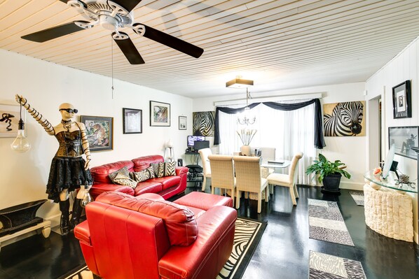 บ้านพัก (2 Bedrooms) | บริเวณนั่งเล่น | ทีวี, เตาผิง, เครื่องเล่นดีวีดี, หนังสือ