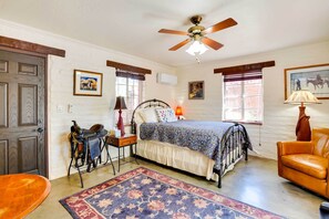 Laptop workspace, bed sheets - Cozy Tubac Studio Retreat: Pool + Hot Tub Access (Tubac)