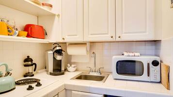 Microondas, horno, parrilla de estufa y licuadora