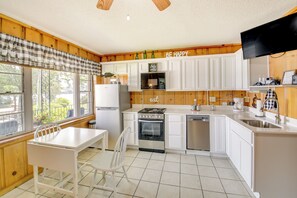 Apartment (1 Bedroom) | Interior - Cozy Hot Springs Vacation Rental on Lake Hamilton! (Hot Springs)