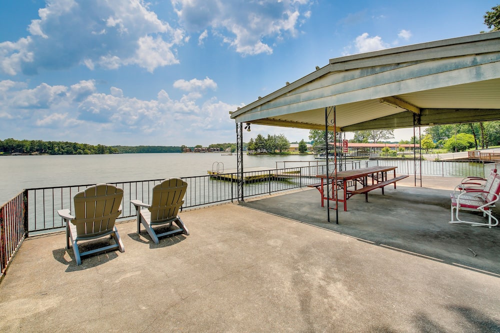 Cozy Hot Springs Vacation Rental on Lake Hamilton! - Hot Springs, AR