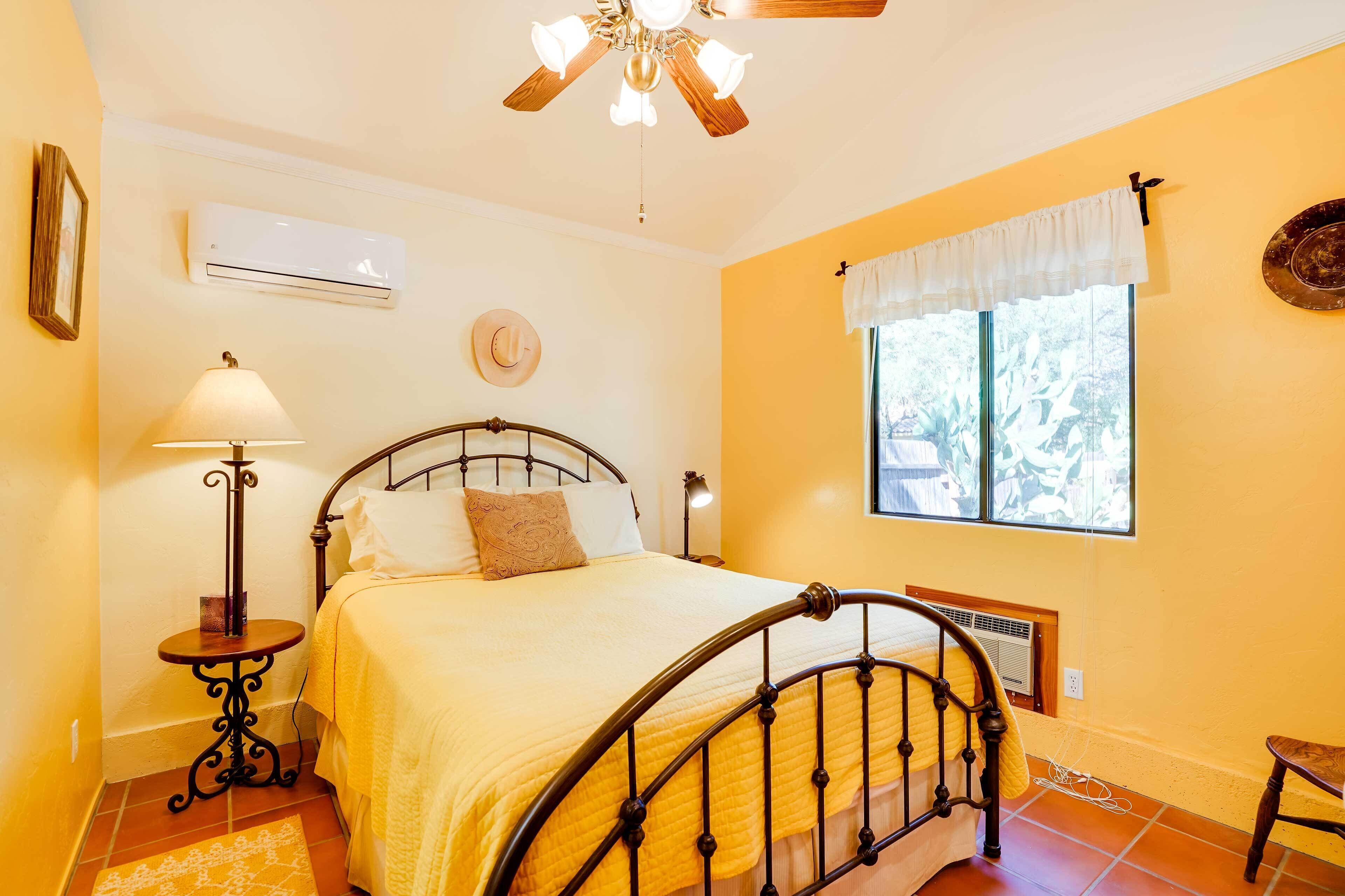 Rumah (1 Bedroom) | 1 kamar tidur, ruang kerja ramah laptop, dan seprai linen