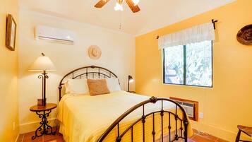 Rumah (1 Bedroom) | 1 kamar tidur, ruang kerja ramah laptop, dan seprai linen