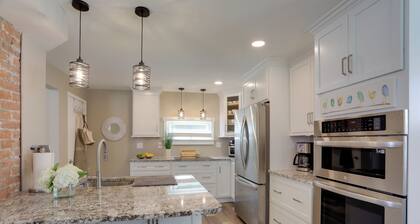 Welcoming Willoughby Home: 1 Mi to Historic Dtwn