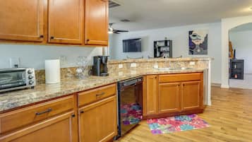 House (3 Bedrooms) | Interior
