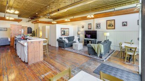 A spacious open-plan living area with a kitchen, dining table, and seating arrangements. - Cozy Abode in Historic Yankton - Heart of the City (Yankton)