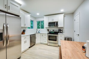 House (4 Bedrooms) | Interior - Lake Hartwell Retreat w/ 2-tier Dock & Boat Slip! (Seneca)