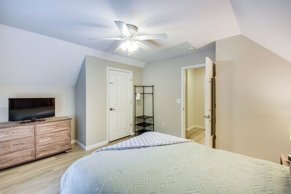 Interior - Lake Hartwell Retreat w/ 2-tier Dock & Boat Slip! (Seneca)